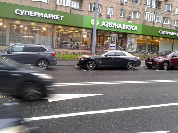 Rolls Royce Straat Van Moskou Naast Winkel Abc Van Smaak — Stockfoto