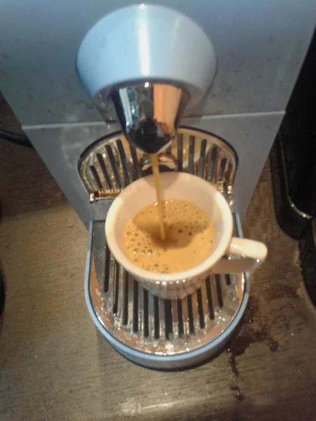 Przygotowywanie Filiżankę Espresso Urządzenia Kapsułki Wyjątkowy Smak — Zdjęcie stockowe