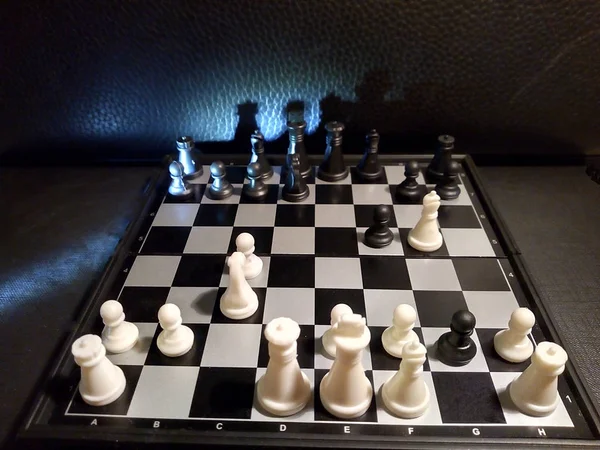 Fekete Megadva Sakk Játék Fehér Darabok Győzelme — Stock Fotó