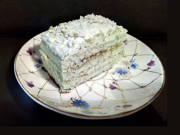 Kawałek Tortu Mojito Białym Spodeczku Deser — Zdjęcie stockowe