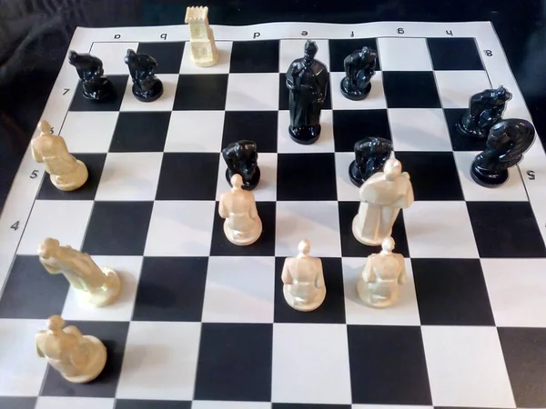 Beyaz Kralın Şah Mat Kara Parçalar Satranç Oyunu Nun Zaferi — Stok fotoğraf
