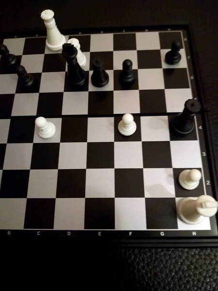 与黑国王为敌 白片的胜利 游戏结束了 国际象棋游戏 — 图库照片