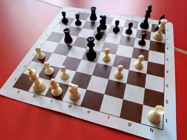 Schwarz Kapitulierte Der Sieg Der Weißen Figuren Schach Spiel — Stockfoto