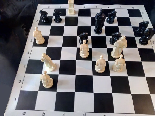 Checkmate Till Den Vite Kungen Segern För Svarta Pjäser Schackspel — Stockfoto