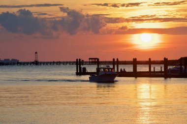Günün sonunda eve gelmek.