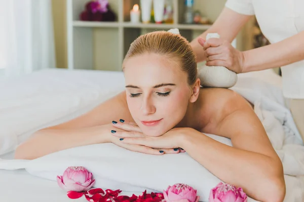 Hermosa mujer acostada en la cama para un masaje de spa en luxur. —  Fotos de Stock