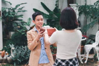 Sevgililer Günü 'nde sevgilisini hediye etmeye hazırlanan kız arkadaş.