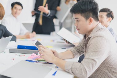 Bir grup Asyalı iş adamı işlerini tartışıyorlar. portre