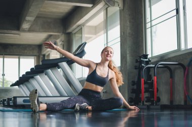 Güzel bir sporcu bir takım elbise giydi. Bir kas üzerinde gerinme