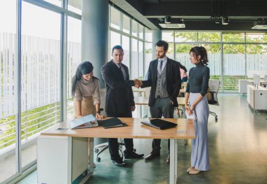 Yöneticiler ve sekreterler başarılı bir otobüs sonrasında el ele tutuşuyorlar