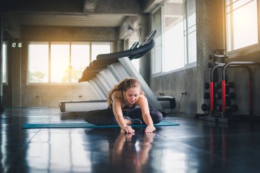 Güzel bir sporcu bir takım elbise giydi. Bir kas üzerinde gerinme
