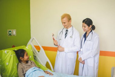 Doktor hastanın incelenmesi.