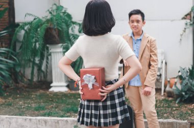 Sevgililer Günü 'nde sevgilisini hediye etmeye hazırlanan kız arkadaş.