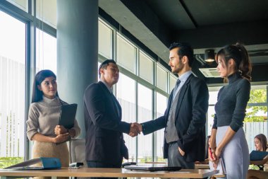 Yöneticiler ve sekreterler başarılı bir otobüs sonrasında el ele tutuşuyorlar