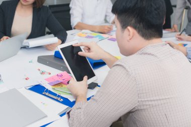 Bir grup Asyalı iş adamı işlerini tartışıyorlar. portre