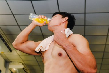 Asyalı adam spor salonunda kas egzersizi yapıyor. Ve Asyalı yakışıklı bir müzisyen.