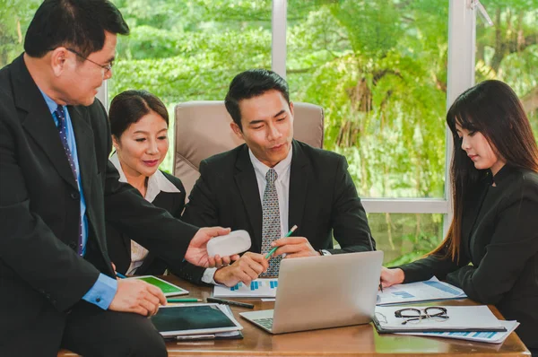 Yöneticiler ve çalışanlar iş yerinde iş konuşuyorlar.