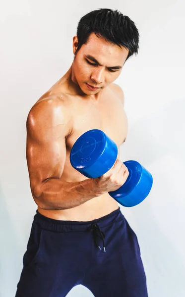 Ásia jovem homem com muscular corpo no o branco de volta — Fotografia de Stock