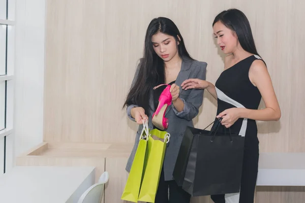 Portret van Aziatische meisjes winkelen leuk om te gaan winkelen.Toon tassen een — Stockfoto