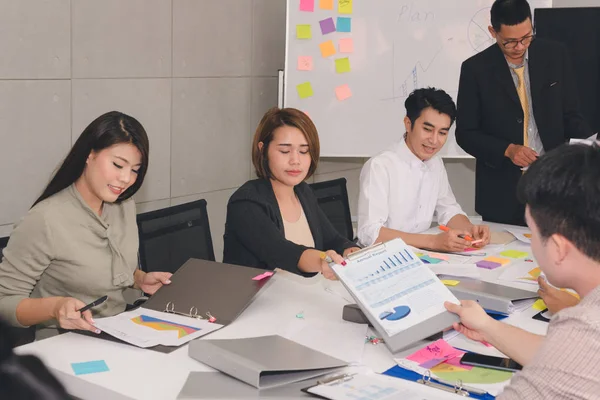 Um grupo de empresários asiáticos está discutindo seu trabalho.O presi — Fotografia de Stock