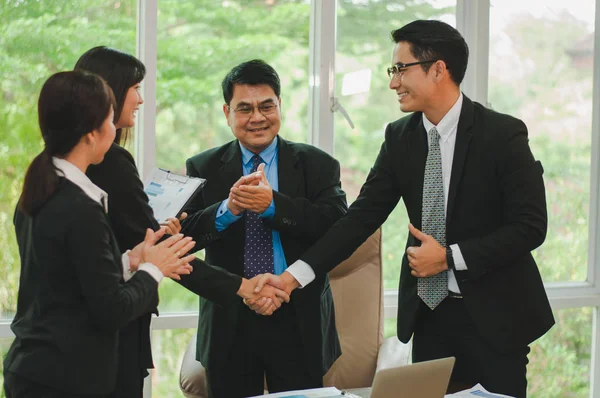 Asian businessmen are expressing their gratitude for the success — Stock Photo, Image