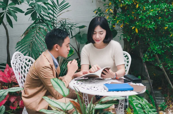 La hermana está enseñando a su hermano en el jardín de la casa — Foto de Stock