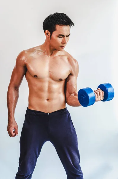 Ásia jovem homem com muscular corpo no o branco de volta — Fotografia de Stock