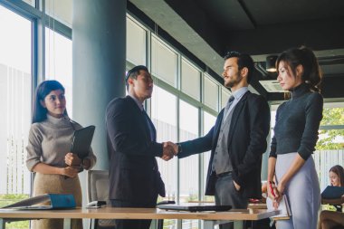 Yöneticiler ve sekreterler başarılı bir otobüs sonrasında el ele tutuşuyorlar