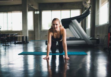 Güzel bir sporcu bir takım elbise giydi. Bir kas üzerinde gerinme