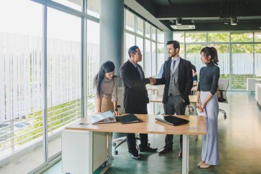 Yöneticiler ve sekreterler başarılı bir otobüs sonrasında el ele tutuşuyorlar