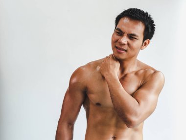 Beyaz sırt egzersizi yüzünden boynunda kas hasarı olan Asyalı bir adam.