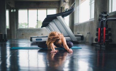 Güzel bir sporcu bir takım elbise giydi. Bir kas üzerinde gerinme