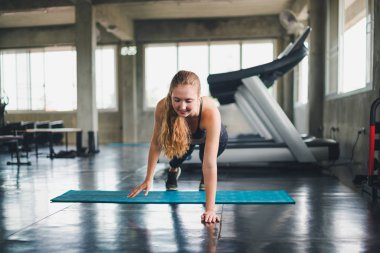 Güzel bir sporcu bir takım elbise giydi. Bir kas üzerinde gerinme