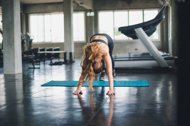 Güzel bir sporcu bir takım elbise giydi. Bir kas üzerinde gerinme