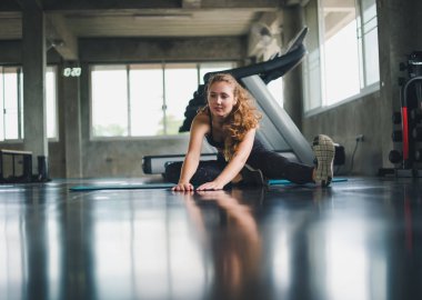 Güzel bir sporcu bir takım elbise giydi. Bir kas üzerinde gerinme