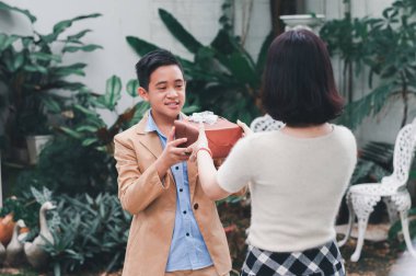 Sevgililer Günü 'nde sevgilisini hediye etmeye hazırlanan kız arkadaş.