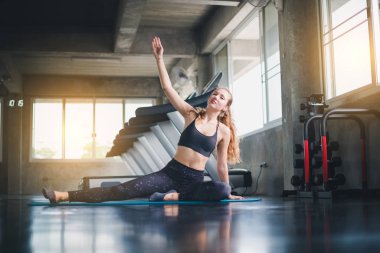Güzel bir sporcu bir takım elbise giydi. Bir kas üzerinde gerinme