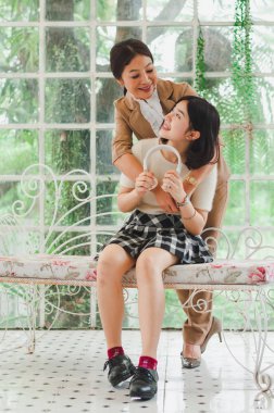 Anne ve çocuğun mutlu anları oynuyor ve sarılıyor.