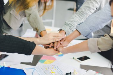 Bir grup Asyalı iş adamı işlerini tartışıyorlar. Herkes