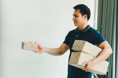 Postacı alıcıya göndermek için posta kutusunu hazırla.