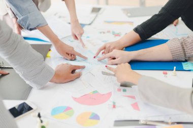 Bir grup Asyalı iş adamı işlerini tartışıyorlar. Tüm insanlar.