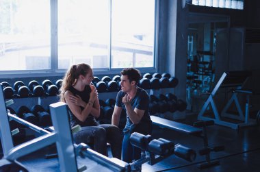 Güzel bir kadın egzersiz ve spor yapıyor. Antrenör veriyor.