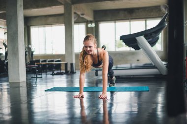 Güzel bir sporcu bir takım elbise giydi. Bir kas üzerinde gerinme