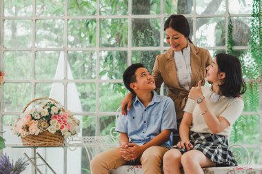 Anne ve çocuğun mutlu anları oynuyor ve sarılıyor.