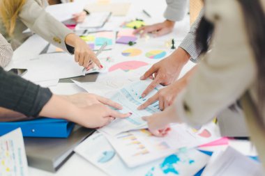 Bir grup Asyalı iş adamı işlerini tartışıyorlar. Tüm insanlar.