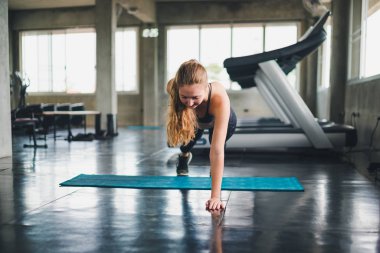 Güzel bir sporcu bir takım elbise giydi. Bir kas üzerinde gerinme