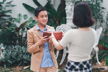 Sevgililer Günü 'nde sevgilisini hediye etmeye hazırlanan kız arkadaş.