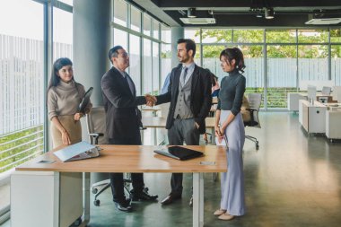 Yöneticiler ve sekreterler başarılı bir otobüs sonrasında el ele tutuşuyorlar