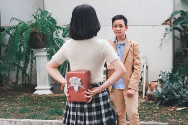 Sevgililer Günü 'nde sevgilisini hediye etmeye hazırlanan kız arkadaş.