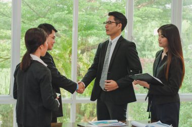 Asyalı işadamları bu başarı için minnettarlıklarını dile getiriyorlar.